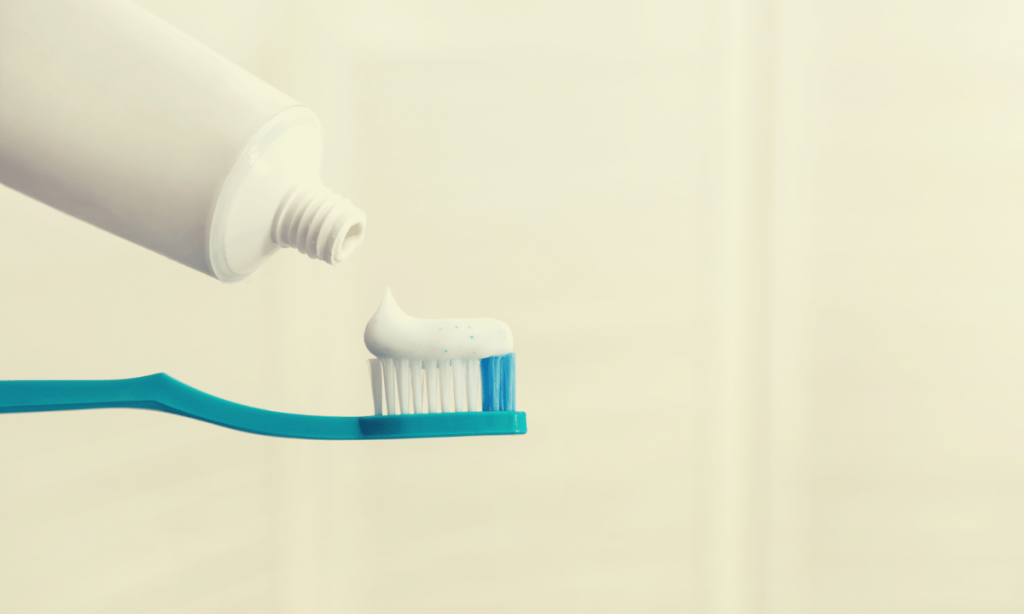 galeido-electric-toothbrush-toothpaste